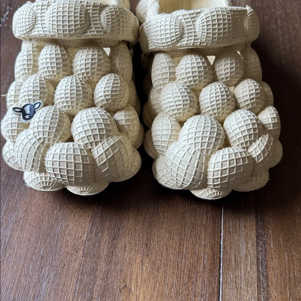 Size 2/3 clog slippers slides croc like